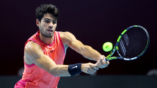 RIYADH, SAUDI ARABIA - OCTOBER 19: Carlos Alcaraz of Spain plays a backhand during his Men's Singles Final match against Jannik Sinner of Italy (not pictured) on day three of the Six Kings Slam 2024 at Kingdom Arena on October 19, 2024 in Riyadh, Saudi Arabia. (Photo by Richard Pelham/Getty Images)