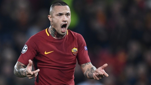 AS Roma's Belgian midfielder Radja Nainggolan reacts during the UEFA Champions League quarter-final second leg football match between AS Roma and FC Barcelona at the Olympic Stadium in Rome on April 10, 2018. / AFP PHOTO / Filippo MONTEFORTE