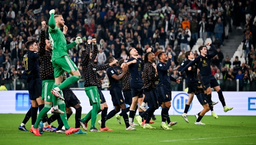 TURIN, ITALY - OCTOBER 19: Juventus' players greet the fans and celebrate the victory after the Serie A match between Juventus and SS Lazio at Allianz Stadium on October 19, 2024 in Turin, Italy. (Photo by Daniele Badolato - Juventus FC/Juventus FC via Getty Images)