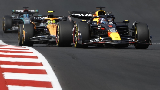 epa11669604 Max Verstappen of the Netherlands for Team Red Bull Racing (R) and Lando Norris of United Kingdom for Team McLaren (L), lin action during the Sprint race in Austin, TX, USA, 19 October 2024. The 2024 Formula 1 United States Grand Prix is held at the Circuit of the Americas on 20 October.  EPA/JOHN MABANGLO