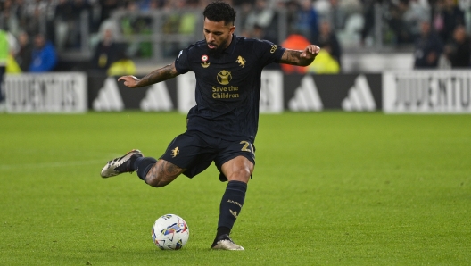 TURIN, ITALY - OCTOBER 19: Douglas Luiz of Juventus kicks the ball during the Serie A match between Juventus and SS Lazio at Allianz Stadium on October 19, 2024 in Turin, Italy. (Photo by Stefano Guidi - Juventus FC/Juventus FC via Getty Images)