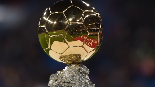 MADRID, SPAIN - DECEMBER 15: View of the Balon d'Or Trophy of Luka Modric of Real Madrid prior to the La Liga match between Real Madrid CF and Rayo Vallecano de Madrid at Estadio Santiago Bernabeu on December 15, 2018 in Madrid, Spain. (Photo by Denis Doyle/Getty Images)