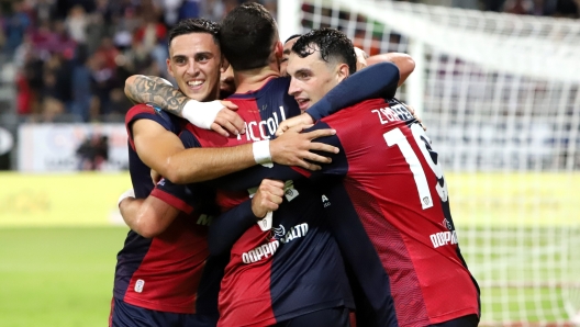 CAGLIARI, ITALY - OCTOBER 20: Roberto Piccoli of Cagliari celebrates his goal 3-2  during the Serie A match between Cagliari and Torino at Sardegna Arena on October 20, 2024 in Cagliari, Italy. (Photo by Enrico Locci/Getty Images)