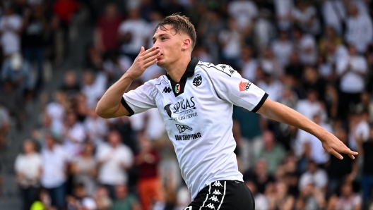 Spezia?s Francesco Pio Esposito celebrates after scoring the 1-1 goal for his team during the Serie B soccer match between Spezia and Carrarese at the Alberto Picco Stadium in La Spezia, Italy - Sunday, Semptember 22, 2024. Sport - Soccer . (Photo by Tano Pecoraro/Lapresse)