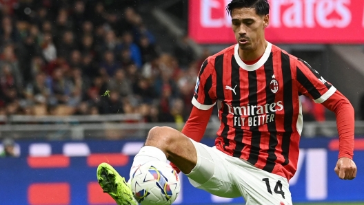 AC Milan's Dutch midfielder #14 Tijani Reijnders (R) controls the ball during the Italian Serie A football match Ac Milan vs Udinese at San Siro Meazza stadium in Milan on October 19, 2024. (Photo by Isabella BONOTTO / AFP)