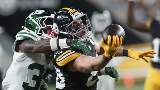 Pittsburgh Steelers tight end Pat Freiermuth (88) pulls in a pass against New York Jets safety Jalen Mills (35) in the second half of an NFL football game in Pittsburgh, Sunday, Oct. 20, 2024. (AP Photo/Matt Freed)