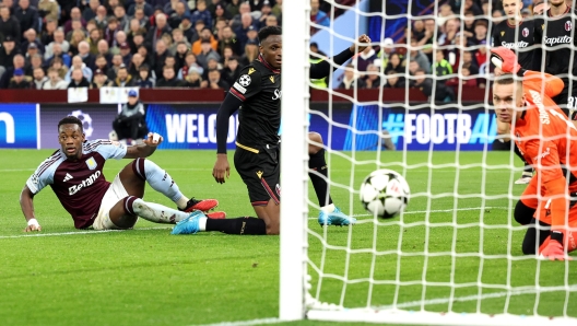 epa11676100 Jhon Duran (L) of Villa scores his team's second goal against Bologna goalkeeper Lukasz Skorupski (R) during the UEFA Champions League soccer match between Aston Villa FC and Bologna FC 1909, in Birmingham, Britain, 22 October 2024.  EPA/ADAM VAUGHAN