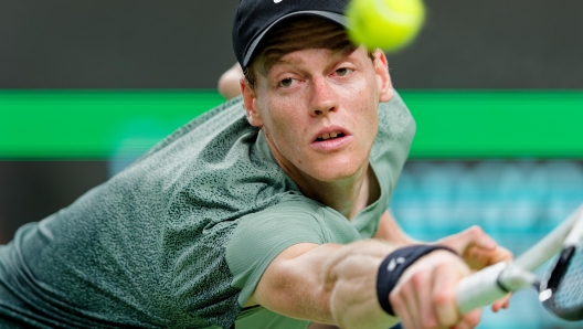 epa11657029 Jannik Sinner of Italy in action during his Men's Singles Final match against Novak Djokovic of Serbia at the Shanghai Masters tennis tournament in Shanghai, China, 13 October 2024.  EPA/ALEX PLAVEVSKI