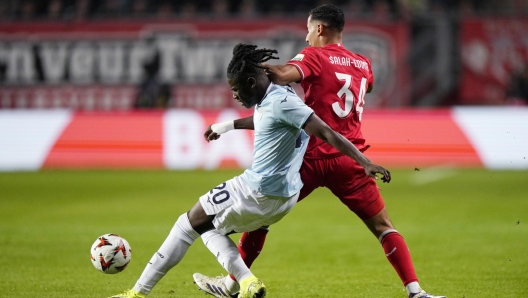 epa11681064 Loum Tchaouna of SS Lazio (L) in action against Anass Salah-Eddine of FC Twente during the UEFA Europa League soccer match between FC Twente and SS Lazio, in Enschede, the Netherlands, 24 October 2024.  EPA/TOBIAS KLEUVER