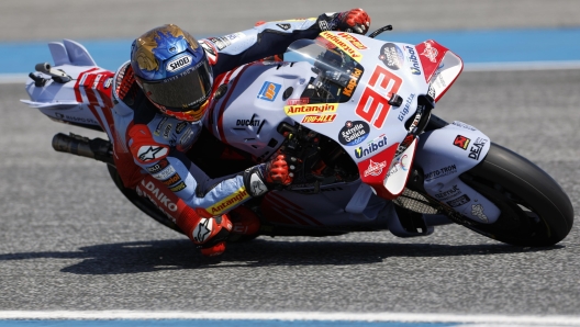 epa11682070 Spanish MotoGP rider Marc Marquez of Gresini Racing MotoGP in action during a practice session of the Motorcycling Grand Prix of Thailand at Chang International Circuit, Buriram province, Thailand, 25 October 2024.  EPA/RUNGROJ YONGRIT