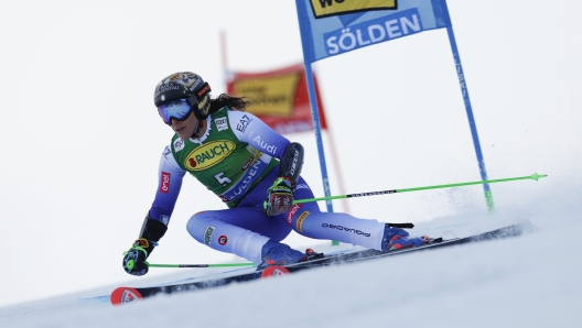 Italy's Federica Brignone speeds down the course during an alpine ski, women's World Cup giant slalom, in Soelden, Austria, Saturday, Oct. 26, 2024. (AP Photo/Alessandro Trovati)