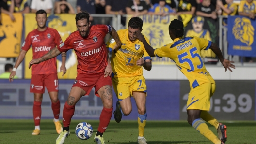 Pisa's Idrissa Toure' and Frosinone's Fares Ghedjemis  during the Serie BKT soccer match between Frosinone and Pisa at the Frosinone Benito Stirpe stadium, Italy - Sunday, October  27, 2024 - Sport Soccer ( Photo by Fabrizio Corradetti/LaPresse )