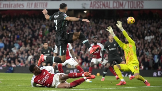 Liverpool's Mohamed Salah makes an attempt to score during the English Premier League soccer match between Arsenal and Liverpool, at Emirates Stadium in London, England, Sunday, Oct. 27, 2024. (AP Photo/Alastair Grant)