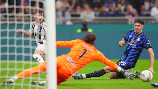 Inter Milan?s Alessandro Bastoni  fight for the ball with Juventus' Francisco Conceicao   during  the Serie A soccer match between Inter and Juventus at the San Siro Stadium in Milan, North Italy - Sunday, October  27 , 2024. Sport - Soccer . (Photo by Spada/Lapresse)