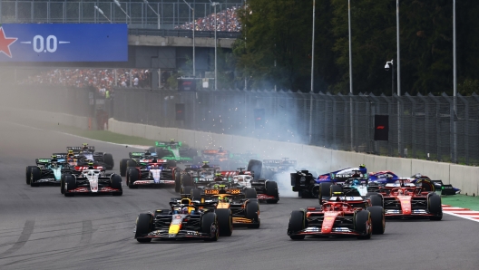 MEXICO CITY, MEXICO - OCTOBER 27: Max Verstappen of the Netherlands driving the (1) Oracle Red Bull Racing RB20 leads Carlos Sainz of Spain driving (55) the Ferrari SF-24 and Lando Norris of Great Britain driving the (4) McLaren MCL38 Mercedes into turn 1 at the start during the F1 Grand Prix of Mexico at Autodromo Hermanos Rodriguez on October 27, 2024 in Mexico City, Mexico. (Photo by Mark Thompson/Getty Images)