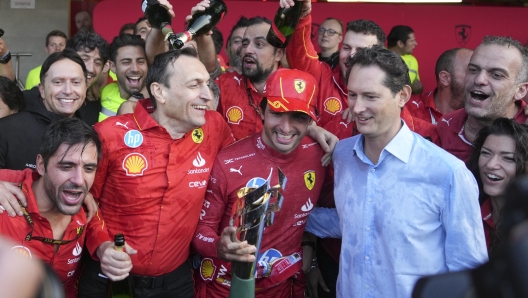 Ferrari driver Carlos Sainz of Spain, center and his team celebrate after winning the Formula One Mexico Grand Prix auto race at the Hermanos Rodriguez racetrack in Mexico City, Sunday, Oct. 27, 2024. (AP Photo/Fernando Llano)