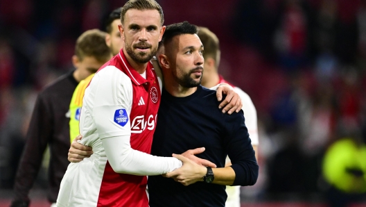 epa11687729 Jordan Henderson of Ajax embraces Ajax coach Francesco Farioli after the Dutch Eredivisie soccer match between AFC Ajax Amsterdam and Willem II, in Amsterdam, the Netherlands, 27 October 2024.  EPA/OLAF KRAAK