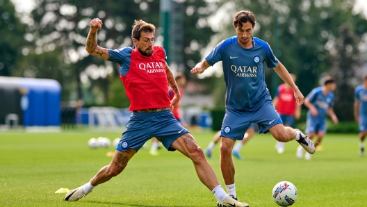 COMO, ITALY - SEPTEMBER 11: Darmian Matteo of FC Internazionale, Francesco Acerbi of FC Internazionale in action during the FC Internazionale training session at the club's training ground BPER Training Centre at Appiano Gentile on September 11, 2024 in Como, Italy. (Photo by Mattia Ozbot - Inter/Inter via Getty Images)