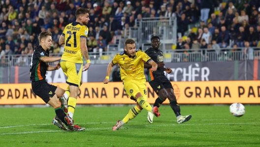 VENICE, ITALY - OCTOBER 30: Sandi Lovric of Udinese shoots to score his team's opening goal during the Serie A match between Venezia and Udinese at Stadio Pier Luigi Penzo on October 30, 2024 in Venice, Italy. (Photo by Maurizio Lagana/Getty Images)