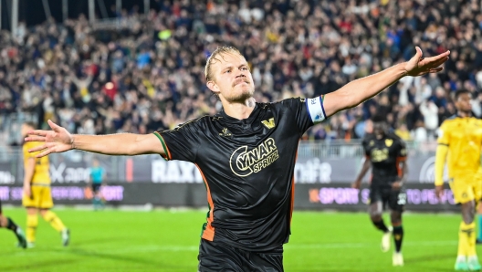 Venezias Joel Pohjanpalo celebrates after scoring a goal  3-2 during the italian soccer Serie A match between Venezia Football Club vs Udinese Calcio on October 30, 2024 at the Pier Luigi Penzo stadium in Venice, Italy. ANSA/Alessio Marini