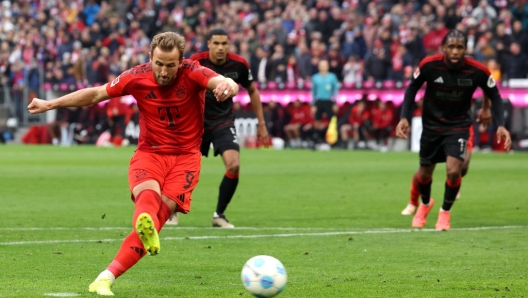 MUNICH, GERMANY - NOVEMBER 02: Harry Kane of Bayern Munich scores his team's first goal from the penalty spo during the Bundesliga match between FC Bayern München and 1. FC Union Berlin at Allianz Arena on November 02, 2024 in Munich, Germany. (Photo by Alexander Hassenstein/Getty Images)