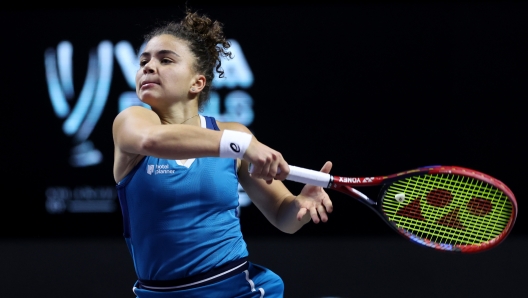 RIYADH, SAUDI ARABIA - NOVEMBER 02: Jasmine Paolini of Italy plays a forehand against Elena Rybakina of Kazakhstan in their round robin singles match during Day 1 of the 2024 WTA Finals Riyadh as part of the Hologic WTA Tour at King Saud University Indoor Arena on November 02, 2024 in Riyadh, Saudi Arabia.  (Photo by Clive Brunskill/Getty Images)