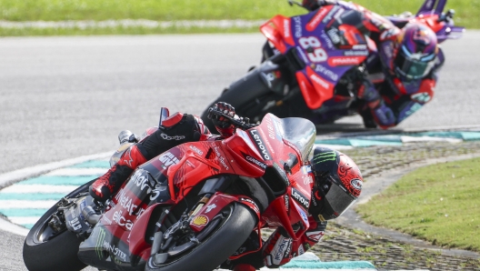 epa11698471 Italian MotoGP rider Francesco Bagnaia (front) of Ducati Lenovo and Spanish MotoGP rider Jorge Martin (back) of Prima Pramac Racing Team in action during the Malaysia Motorcycling Grand Prix 2024 at the Petronas Sepang International Circuit, in Sepang, Malaysia, 03 November 2024.  EPA/FAZRY ISMAIL