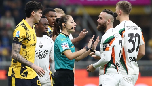 MILAN, ITALY - NOVEMBER 03: Referee Maria Ferrieri Caputi interacts with Francesco Zampano of Venezia during the Serie A match between FC Internazionale and Venezia at Stadio Giuseppe Meazza on November 03, 2024 in Milan, Italy. (Photo by Marco Luzzani/Getty Images)