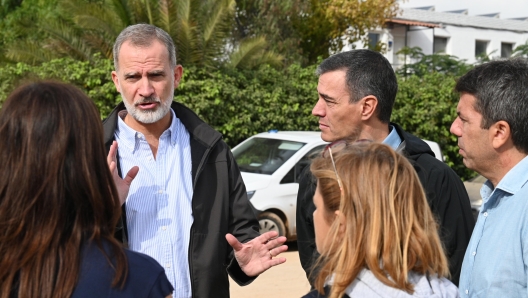 Il Premier spagnolo Pedro Sanchez e il re Felipe e la regina Letizia visitano le zone alluvionate, 3 novembre 2024. ANSA/ UFFICIO STAMPA  +++ ANSA PROVIDES ACCESS TO THIS HANDOUT PHOTO TO BE USED SOLELY TO ILLUSTRATE NEWS REPORTING OR COMMENTARY ON THE FACTS OR EVENTS DEPICTED IN THIS IMAGE; NO ARCHIVING; NO LICENSING +++ NPK +++