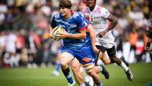 (FILES) La Rochelle's French flanker Oscar Jegou runs to score a try during the French Top14 rugby union match between Stade rochelais (La Rochelle) and Lyon Olympique universitaire (LOU Rugby) at the Stadium Raymond-Kopa, in Angers, on August 26, 2023. French international Oscar Jegou, who is still facing charges of rape in Argentina, is back in the La Rochelle squad as a starter for the first time this season against Stade Français on November 2, 2024, according to the team list published by the club on the day before. (Photo by LOIC VENANCE / AFP)