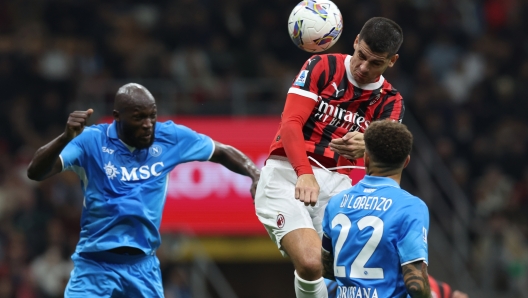 MILAN, ITALY - OCTOBER 29:  Alvaro Morata of AC Milan competes for the ball with Romelu Lukaku of Napoli during the Serie A match between Milan and Napoli at Stadio Giuseppe Meazza on October 29, 2024 in Milan, Italy. (Photo by Claudio Villa/AC Milan via Getty Images)