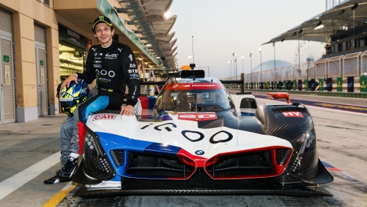 Valentino Rossi ha provato per la prima volta la Hypercar Bmw sulla pista del Bahrain