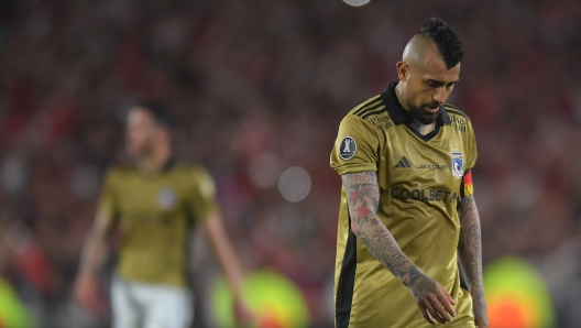 BUENOS AIRES, ARGENTINA - SEPTEMBER 24: Arturo Vidal of Colo-Colo looks dejected during the Copa CONMEBOL Libertadores 2024 Quarterfinal second leg match between River Plate and Colo Colo at Estadio Más Monumental Antonio Vespucio Liberti on September 24, 2024 in Buenos Aires, Argentina. (Photo by Marcelo Endelli/Getty Images)