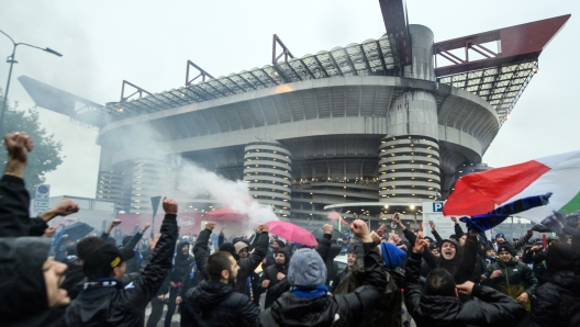 Arrival of the Inter bus at the San Siro stadium  before the Derby the Serie A Tim soccer match between Milan and Inter in Milan  - Monday, April 22, 2024 Sport  Soccer (Photo Claudio Furlan /LaPresse)


Arrivo del Pullman dell\'inter allo Stadio San Siro a Milano, prima del Derby Serie A Milan vs Inter - Lunedi 22 Aprile 2024 sport Calcio  (Photo Claudio Furlan /LaPresse)