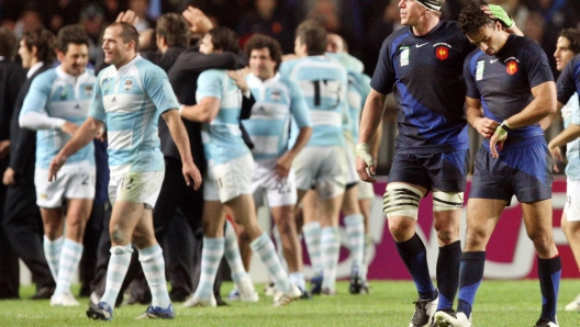 Argentinian players celebrate as France's number 8 Imanol Harinordoquy (2ndR) and fullback Clement Poitrenaud (R) leave the field at the end of the rugby union World Cup third place final match France vs. Argentina, 19 October 2007 at the Parc des Princes stadium in Paris. Argentina won 34-10.     AFP PHOTO / WILLIAM WEST