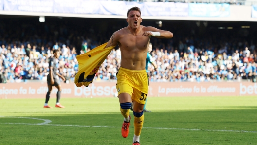 NAPLES, ITALY - NOVEMBER 03: Mateo Retegui of Atalanta celebrates after scoring his side third goal during the Serie A match between Napoli and Atalanta at Stadio Diego Armando Maradona on November 03, 2024 in Naples, Italy. (Photo by Francesco Pecoraro/Getty Images)