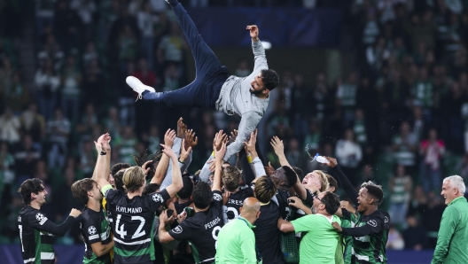 epa11704067 Sporting CP head coach Ruben Amorim is tossed into the air after winning the UEFA Champions League soccer match between Sporting CP and Manchester City in Lisbon, Portugal, 05 November 2024.  EPA/JOSÃ? SENA GOULÃ?O