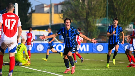 MILAN, ITALY - NOVEMBER 06: Giacomo De Pieri of FC Internazionale U20 celebrates after scoring the first goal during the UEFA Youth League 2024/25 League Phase MD4 match between FC Internazionale Primavera U20 and Arsenal FC U20 at Konami Youth Development Center on November 06, 2024 in Milan, Italy. (Photo by Mattia Pistoia - Inter/Inter via Getty Images)