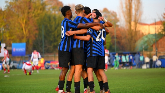 MILAN, ITALY - NOVEMBER 06: Matteo Lavelli of FC Internazionale U20 celebrates after scoring the fourth goal.with teammates during the UEFA Youth League 2024/25 League Phase MD4 match between FC Internazionale Primavera U20 and Arsenal FC U20 at Konami Youth Development Center on November 06, 2024 in Milan, Italy. (Photo by Mattia Pistoia - Inter/Inter via Getty Images)