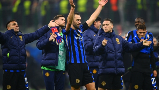 MILAN, ITALY - NOVEMBER 06:  Stefan De Vrij of FC Internazionale celebrates the win at the end of the UEFA Champions League 2024/25 League Phase MD4 match between FC Internazionale Milano and Arsenal FC at Stadio San Siro on November 06, 2024 in Milan, Italy. (Photo by Mattia Pistoia - Inter/Inter via Getty Images)