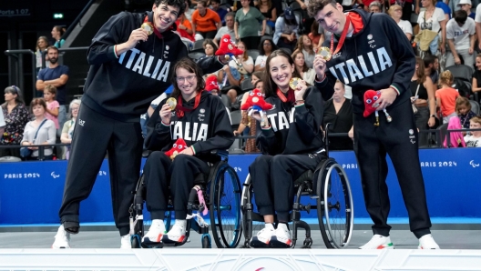 Gli azzurri Stefano Raimondi, Giulia Terzi, Xenia Francesca Palazzo e Simone Barlaam conquistano l'oro nella staffetta 4X100 mista stile libero in piscina alle Paralimpiadi di Parigi, 7 settembre 2024 ANSA/ CIP - Simone Ferraro ANSA PROVIDES ACCESS TO THIS HANDOUT PHOTO TO BE USED SOLELY TO ILLUSTRATE NEWS REPORTING OR COMMENTARY ON THE FACTS OR EVENTS DEPICTED IN THIS IMAGE; NO ARCHIVING; NO LICENSING NPK