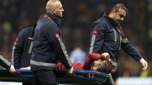 epa11708170 Medics carry Mauro Icardi of Galatasaray after an injury during the UEFA Europa League match between Galatasaray SK and Tottenham Hotspur in Istanbul, Turkey, 07 November 2024.  EPA/TOLGA BOZOGLU