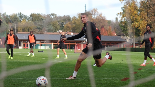 CAIRATE, ITALY - NOVEMBER 07: Francesco Camarda of AC Milan in action during AC Milan training session at Milanello on November 07, 2024 in Cairate, Italy. (Photo by Claudio Villa/AC Milan via Getty Images)