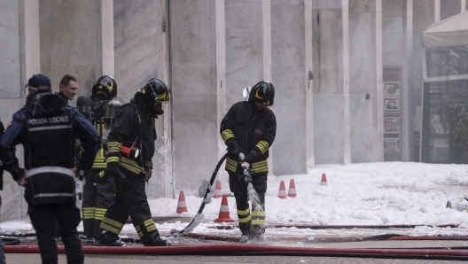 Corso Vittorio Emanuele. Incendio avvenuto a seguito di un cortocircuito nei sotterranei del palazzo. - Cronaca - Milano, Italia - Venerdì 8 novembre 2024 (Foto Alessandro Cimma/Lapresse)    Corso Vittorio Emanuele. Fire occurred as a result of a short circuit in the basement of the building. - Chronicle - Milan, Italy - Friday, November 8, 2024 (Photo Alessandro Cimma/Lapresse)