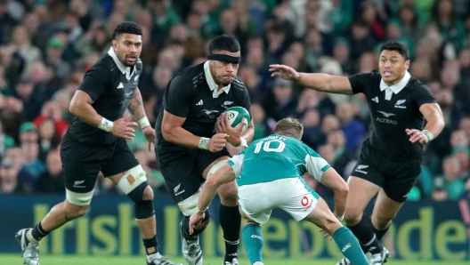 New Zealand's lock Tupou Vaa'i (C) runs at Ireland's fly-half Jack Crowley during the International rugby union test match between Ireland and New Zealand at the Aviva Stadium in Dublin, on November 8, 2024. (Photo by Paul Faith / AFP)