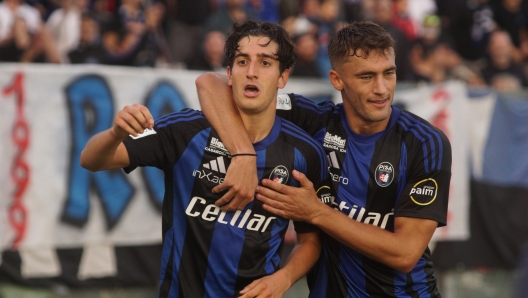 Esultanza , Samuele Angori, Pisa segna il gol del 3-0 ...durante la partita tra Pisa e  Sampdoria del Campionato italiano di calcio SerieB BKT 2024/2025 - Stadio  Romeo Anconetani-Cetilar Arena Pisa, Italia - 09 Novembre 2024 - Sport (foto di Alessandro La Rocca/LaPresse)