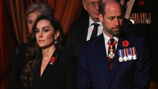 Kate Middleton torna in pubblico alla Royal Albert Hall: le foto con William e Re Carlo