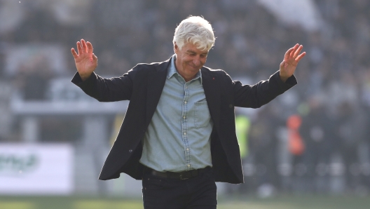 BERGAMO, ITALY - NOVEMBER 10: Gian Piero Gasperini, Head Coach of Atalanta, celebrates after the team's victory in the Serie A match between Atalanta and Udinese at Gewiss Stadium on November 10, 2024 in Bergamo, Italy. (Photo by Marco Luzzani/Getty Images)