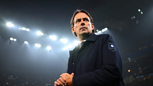 MILAN, ITALY - NOVEMBER 06: Head Coach Simone Inzaghi of FC Internazionale looks on prior to the UEFA Champions League 2024/25 League Phase MD4 match between FC Internazionale Milano and Arsenal FC at Stadio San Siro on November 06, 2024 in Milan, Italy. (Photo by Mattia Ozbot - Inter/Inter via Getty Images)