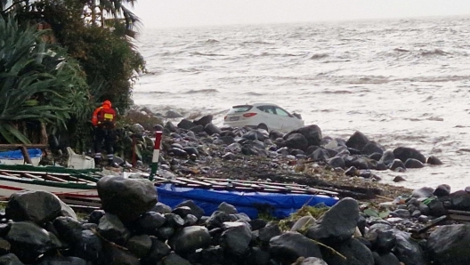 Strade trasformate in fiumi e automezzi trascinati dalla furia dell'acqua a Torre Archirafi, frazione di Riposto, in provincia di Catania, sotto una pioggia battente,13 novembre 2024.  ANSA/ ORIETTA SCARDINO